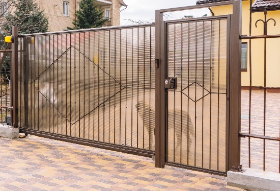 Купить ворота из профлиста с элементами ковки, с металлическими столбами в рамке или под дерево в Лянторе от 158145 руб